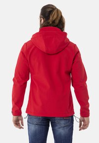 Rote, kapuzenjacke mit einer glatten Textur, ausgestattet mit verstellbaren Kordeln in der Taille. Das Model trägt blaue Jeans und ist von der Kamera abgewandt.