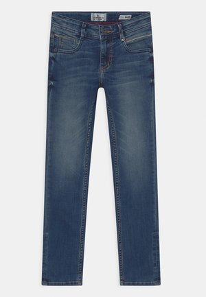 Smalpassede blå denimjeans med subtil blegning, kontrasterende syninger, fem lommer og knaplukning. Mærket er synligt ved taljen.