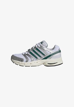 Zapatilla deportiva blanca con detalles en plata, que presenta una parte superior de malla, tres rayas verdes en el lateral y una suela acolchada.