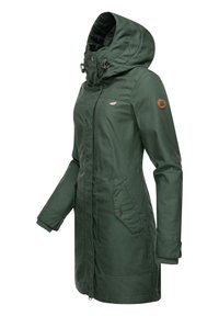 Manteau vert de longueur intermédiaire avec capuche, fabriqué en tissu résistant. Il dispose de deux poches avant, d'une fermeture éclair et d'un patch logo sur la manche.