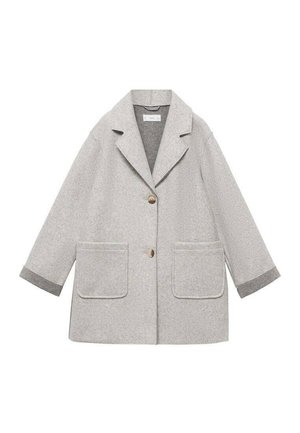Manteau gris clair en mélange de laine avec larges revers, deux poches plaquées devant, fermeture par boutons et manches retroussées dévoilant une doublure plus foncée.