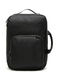 Mochila negra hecha de un tejido duradero, con un compartimento principal, bolsillo frontal con cremallera, asa en la parte superior y correas ajustables. Diseño simple.