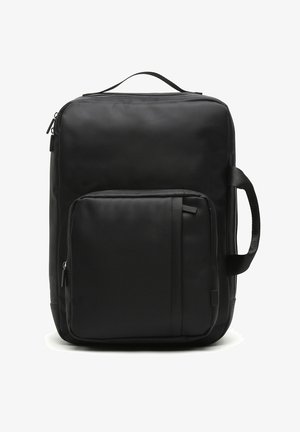 Sac à dos noir en tissu durable, avec un compartiment principal, une poche zippée à l'avant, une poignée supérieure et des bretelles réglables. Design simple.