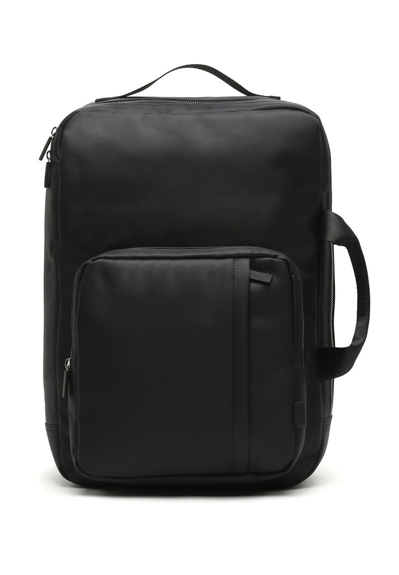 Mochila negra hecha de un tejido duradero, con un compartimento principal, bolsillo frontal con cremallera, asa en la parte superior y correas ajustables. Diseño simple.