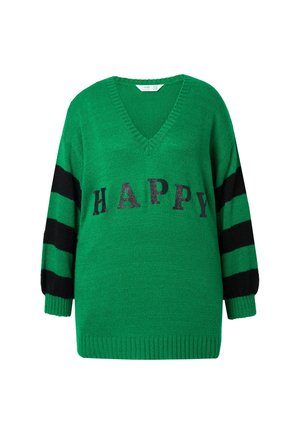 Grøn strikket sweater med V-hals, der har sorte vandrette striber på ærmerne og ordet "HAPPY" i en skinnende sort skrift.