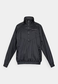 Juodas ketvirčio užtrauktuko vėjui atsparus džemperis su aukštu apykakle, elastinėmis rankovėmis ir apačia, Spurs logotipas ir Nike swoosh ant krūtinės, priekiniai šoninės kišenės.