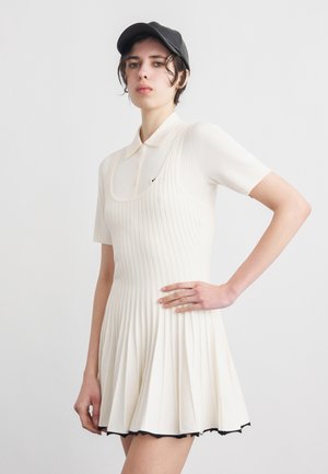 THE ACE - Žerzejové šaty - off white