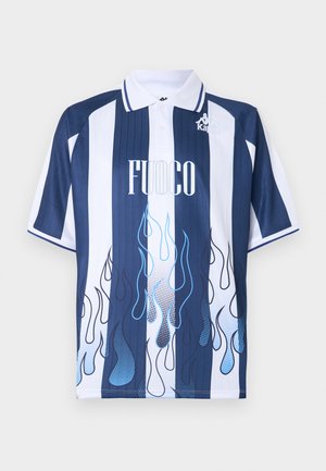 Niebiesko-biała polo w pionowe paski z niebieskimi płomieniami i napisem „FUOCO” z przodu, z logo Kappa na piersi.