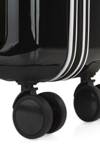 Maleta rígida negra con acabado brillante, que presenta un diseño de franja blanca bicolor, cuatro ruedas negras y un zipper duradero.