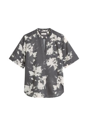 Blusa grigia a maniche corte con stampa floreale bianca astratta e colletto tondo con un solo bottone alla scollatura.