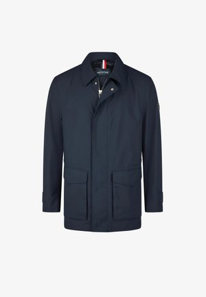 Marineblauwe waterdichte jas met een rechte snit, twee voorzakken, ritssluiting en een hoge kraag. Zachte, gladde textuur, minimalistisch ontwerp.