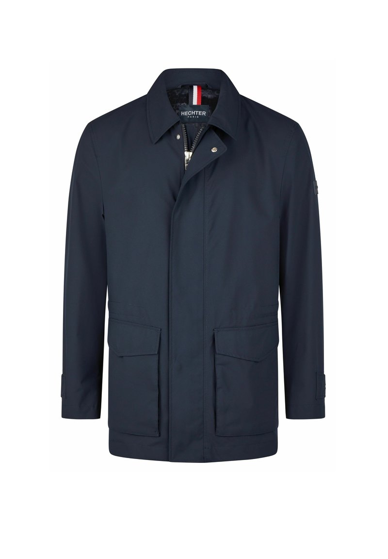 Marineblaue wasserdichte Jacke mit geradem Schnitt, zwei Seitentaschen, Reißverschluss und hohem Kragen. Weiche, glatte Textur, minimalistisches Design.