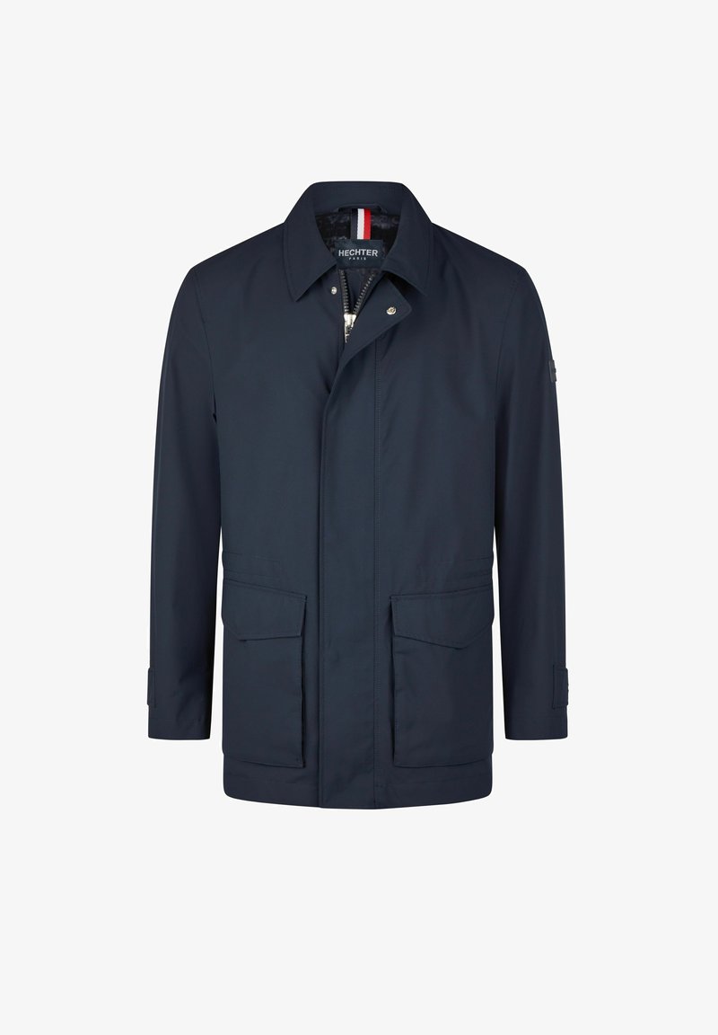 Marineblaue wasserdichte Jacke mit geradem Schnitt, zwei Seitentaschen, Reißverschluss und hohem Kragen. Weiche, glatte Textur, minimalistisches Design.