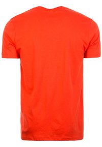 Rød bomulds T-shirt med rund halsudskæring og korte ærmer. Glat tekstur, minimalistisk design og ingen synlige mønstre eller accenter.