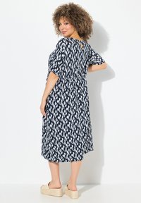 Ulla Popken GRAPHIC SHORT SLEEVE MIDI - Trikoomekko - marine