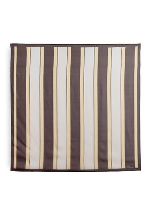 Tissu carré avec des rayures verticales beige, blanc et brun foncé, réparties uniformément sur la surface.