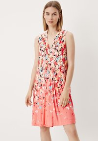 s.Oliver BLACK LABEL MIT ABSTRAKTEM MUSTER - Freizeitkleid - coral panneau prin