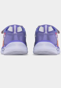 Ζευγάρι παιδικά αθλητικά παπούτσια σε μοβ και άσπρο με λουλουδένια σχέδια, φωτογραφημένα από πίσω πάνω σε απλό φόντο.