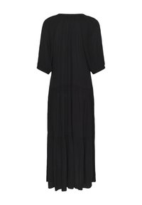 Must nahkkleidi poolpikkade varrukatega, voldilise kihilise seeliku ja lahtise lõikega, tagantvalgel taustal.