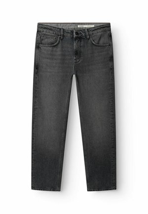 Herren Straight-Leg schwarze Jeans mit fünf Taschen, Gürtelschlaufen und Knopfverschluss, flach auf weißem Hintergrund liegend.