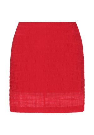 Rødt miniskørt med tekstureret, rynket stof og et let gennemsigtigt, horisontalt bånd nær kanten.