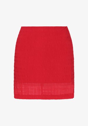 Rødt miniskørt med tekstureret, rynket stof og et let gennemsigtigt, horisontalt bånd nær kanten.