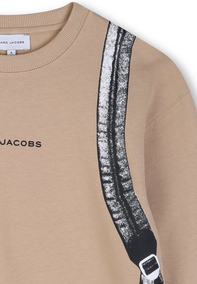 Felpa beige con motivo grafico in bianco e nero che ricorda le bretelle, scollatura a costine e logo "Marc Jacobs" stampato sul davanti.