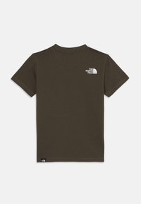Olivgrön bomulls t-shirt med korta ärmar, rundad hals och en liten vit logo på övre vänstra sidan. Lapp längst ner.