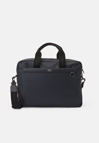Bolsa para portátil azul marino con textura suave, forma rectangular, asas dobles en la parte superior, correa de hombro desmontable y un bolsillo frontal.