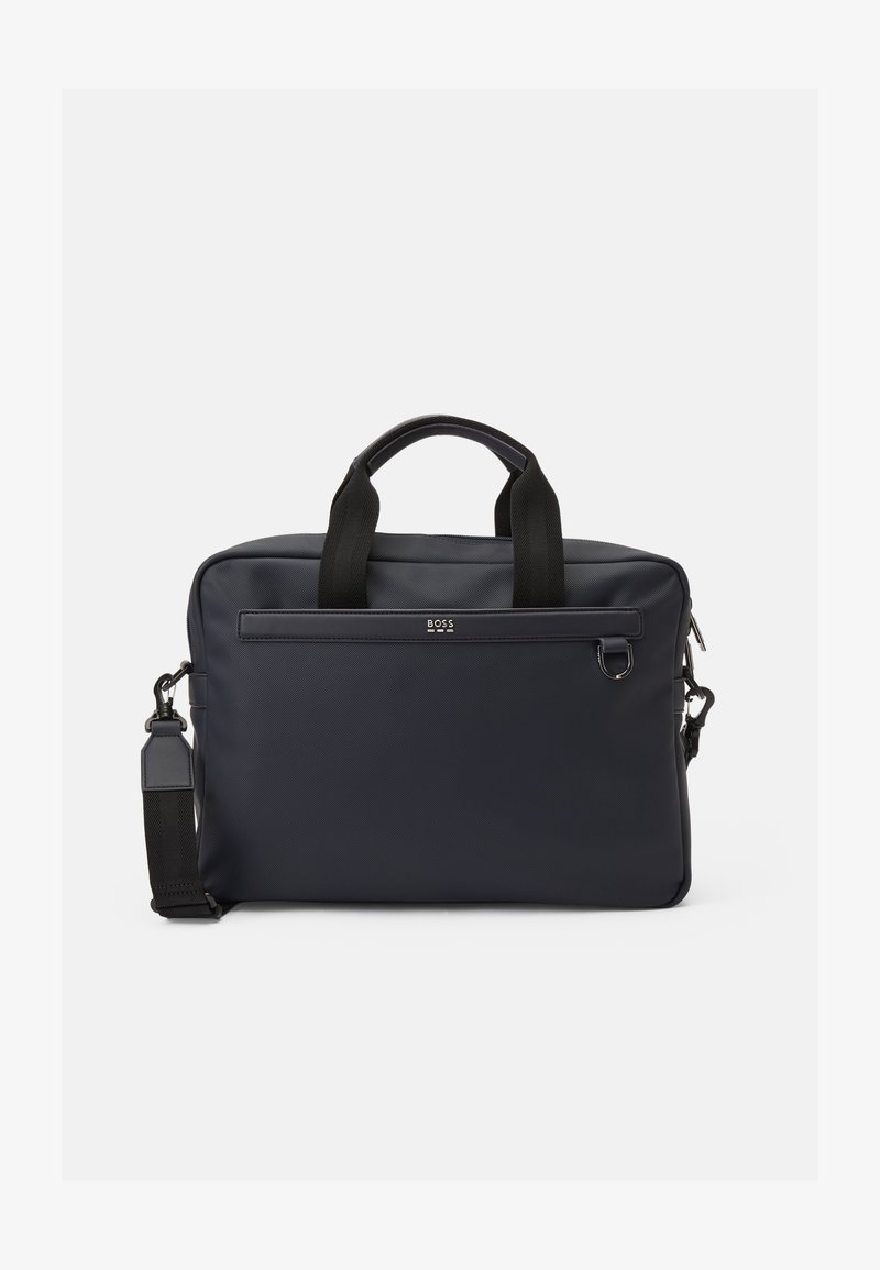 Bolsa para portátil azul marino con textura suave, forma rectangular, asas dobles en la parte superior, correa de hombro desmontable y un bolsillo frontal.