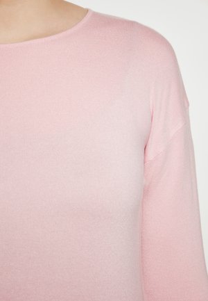 Helles rosa gestricktes Sweatshirt mit rundem Halsausschnitt und langen Ärmeln. Die Textur ist glatt mit einem gerippten Design. Keine bemerkenswerten Muster oder Akzente.