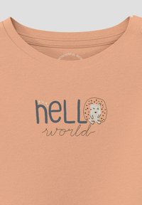 Kratka majica boje breskve s kratkim rukavima i okruglim izrezom. Sadrži natpis "hello" u tamnoplavoj boji i "world" u kurzivnom fontu, uz grafiku ježa.