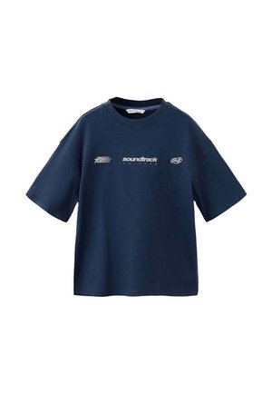 Marineblå t-shirt med korte ærmer med hvid "soundtrack" tekst og lille stjerne og oval logo på brystet.