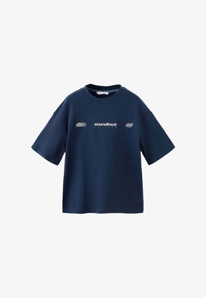 Marineblå t-shirt med korte ærmer med hvid "soundtrack" tekst og lille stjerne og oval logo på brystet.