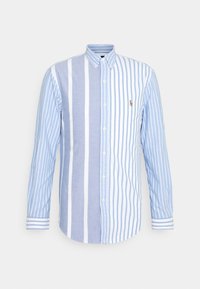 Camicia a maniche lunghe a righe con strisce verticali alternate di azzurro chiaro e bianco, colletto con bottoni e piccolo logo ricamato sul petto.