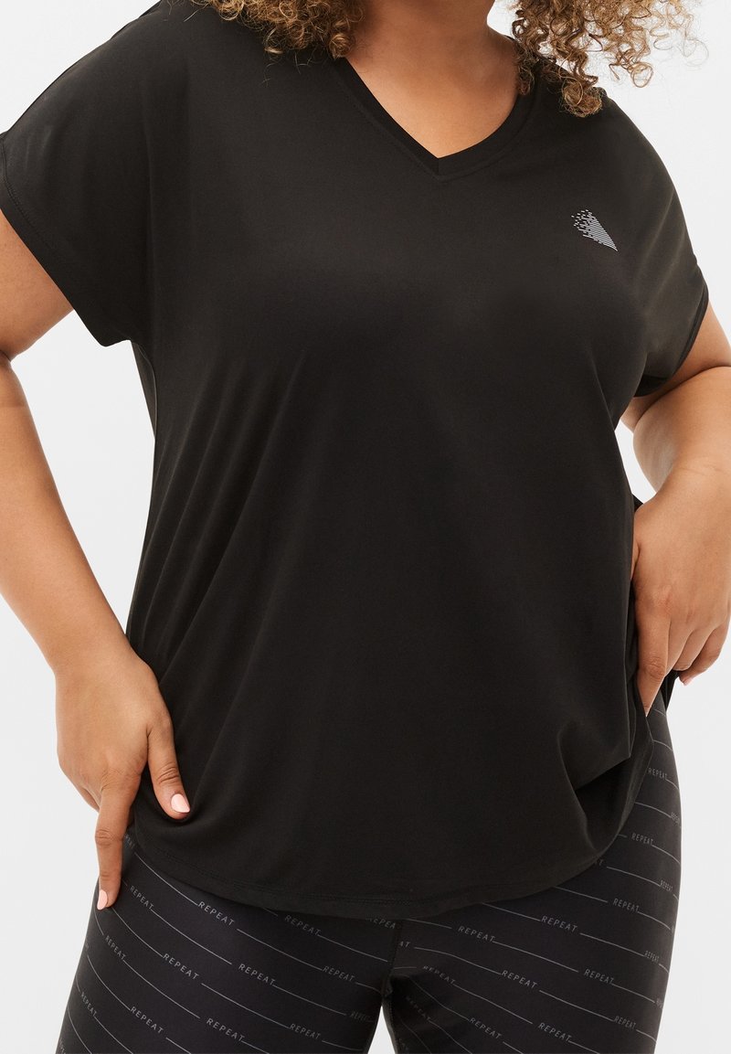 T-shirt nera a maniche corte con scollatura a V in un tessuto leggero e morbido. Presenta un logo discreto sul petto e una vestibilità comoda.