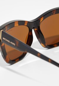Michael Kors DUBAI - Akiniai nuo saulės - dark amber