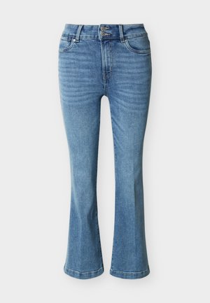 Τζιν καμπάνα μπλε ντένιμ με ψηλή μέση, μπροστινές τσέπες και διπλό κουμπί κλεισίματος, σε λευκό φόντο.