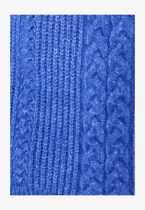 Tela de punto azul con patrones de ribetes y trenzas texturizados. El material parece suave, con una textura ligeramente borrosa.