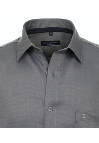 Grau gemustertes Hemd mit Button-Down-Kragen, ausgestattet mit einer Brusttasche und einem Etikett mit der Aufschrift „CASA MODA.“ Bequemer Schnitt mit feiner Textur.