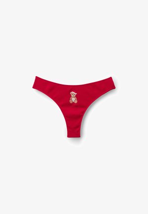 Roter, gerippter Tanga mit einem zentralen, bestickten Teddybären mit weißem Hut. Das Design betont eine glatte Textur und eine enge Passform.