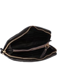 Portafoglio in pelle nera con zip dorata, dotato di molteplici scomparti per carte e di un compartimento per monete con zip, interno foderato in tessuto scuro.