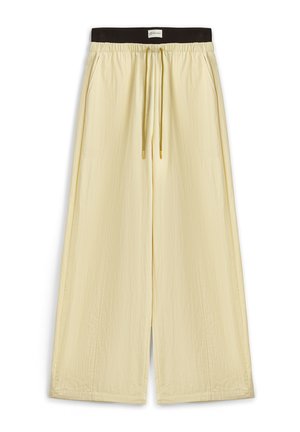 Pantaloni a gamba larga color crema con fascia elastica nera in vita e coulisse gialla, realizzati in tessuto leggero e strutturato.