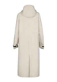 Beige vattentät långjacka med huva, featuring vida ärmar och svarta detaljer vid manschetterna. Slät textur och minimalistisk design.