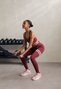 Stronger POWER BRA - Športni modrček z močno podporo - zinfandel