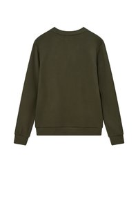 Sudadera verde oliva de manga larga, cuello redondo y puños acanalados. Textura suave y diseño sencillo. Sin patrones ni herrajes visibles.