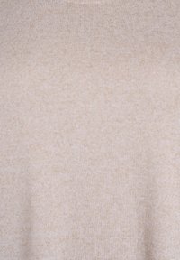 Beige pletený svetr, který má jemnou strukturu s mírným melírováním, kulatý výstřih a volný střih.