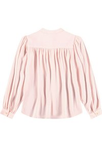 Rosa långärmad blus med detaljerad bakparti, knäppta manschetter och ett mjukt, lätt material.