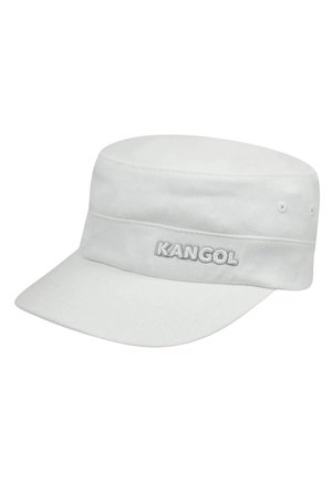 Gorra Kangol blanca con visera plana, banda acanalada y logotipo bordado. Hecha de un tejido de textura suave. Presenta orificios de ventilación en los laterales.