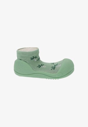Scarpetta verde per neonati con suola morbida e calzino integrato, con piccoli motivi di palme e puntale e tacco in gomma strutturata.